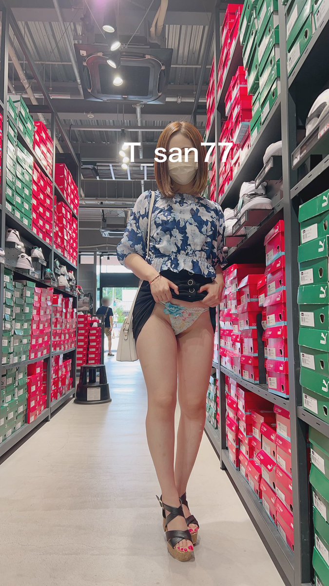 T_san77's tweet photo. ミニスカでアウトレットへお買い物🛒 https://t.co/nwopupDK91