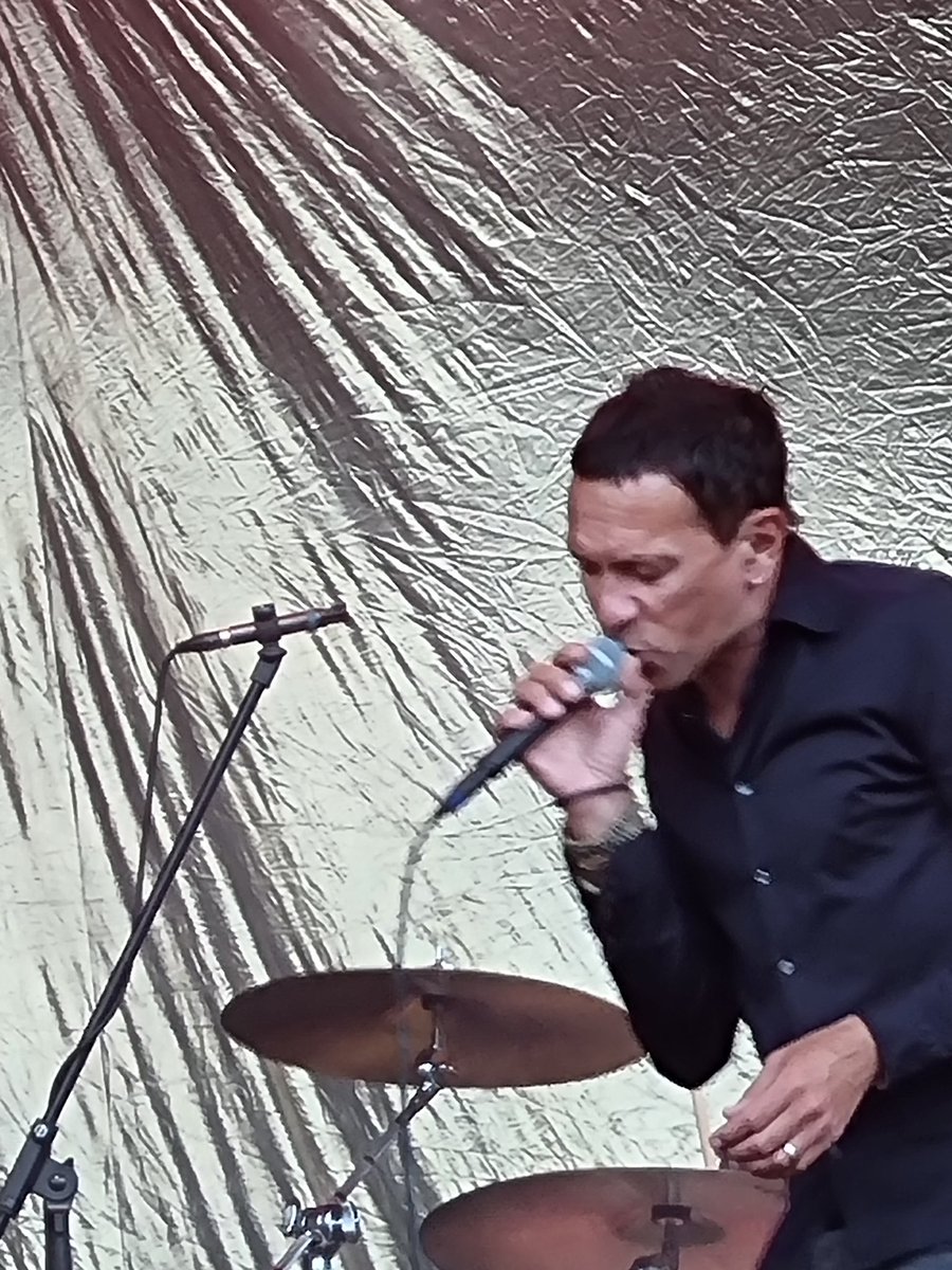 Capi66Angela's tweet image. Well boys you never dissapoint!@shedseven Awesome gig.Nice touch giving that little lad your maraca! Love you 😍