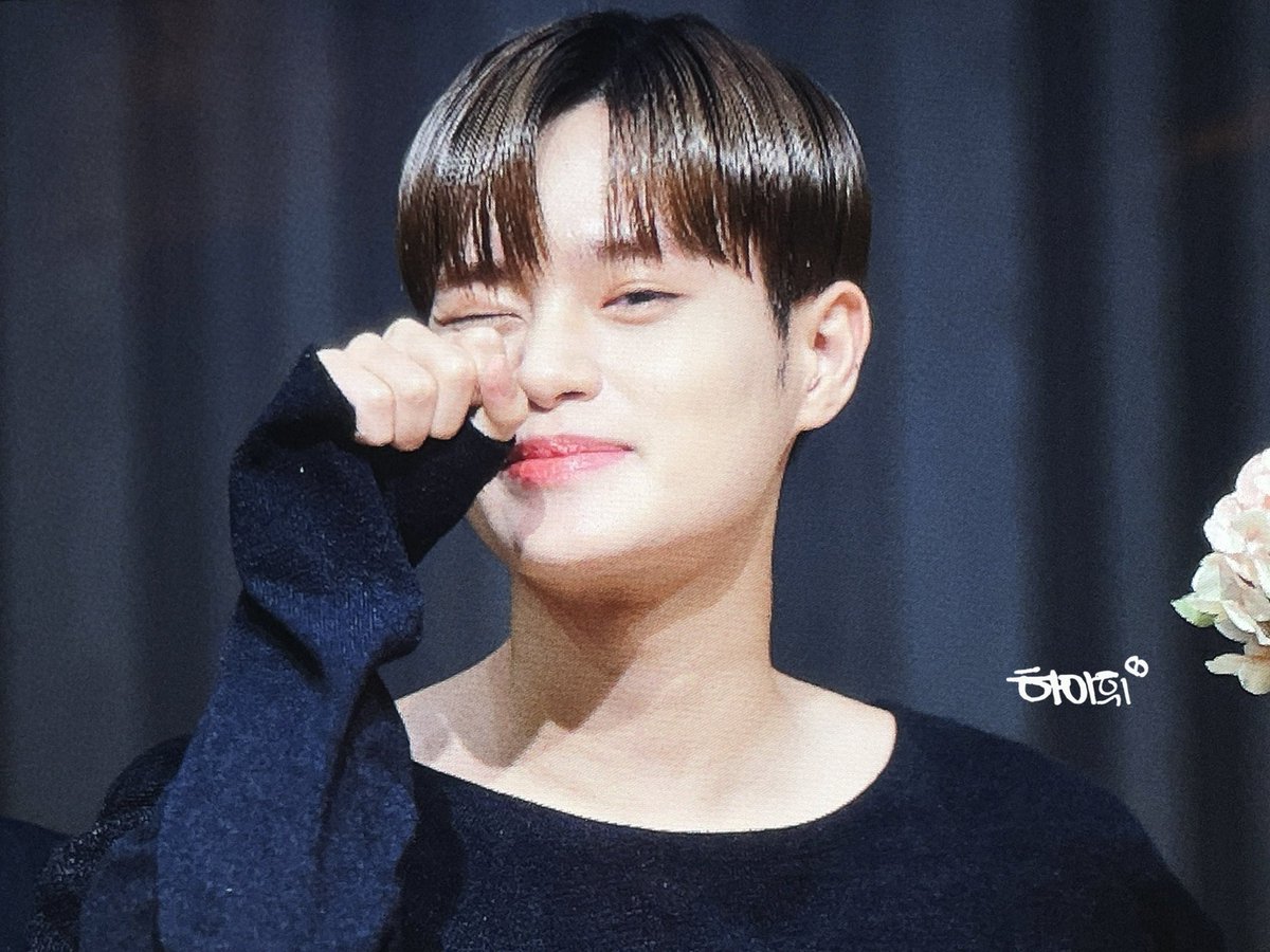 Hi_Hwi0129's tweet photo. 220807 #AB6IX  #이대휘  #투데휘
진짜 넘 귀엽다🥹🥹🥹 https://t.co/HOKiagbM1x