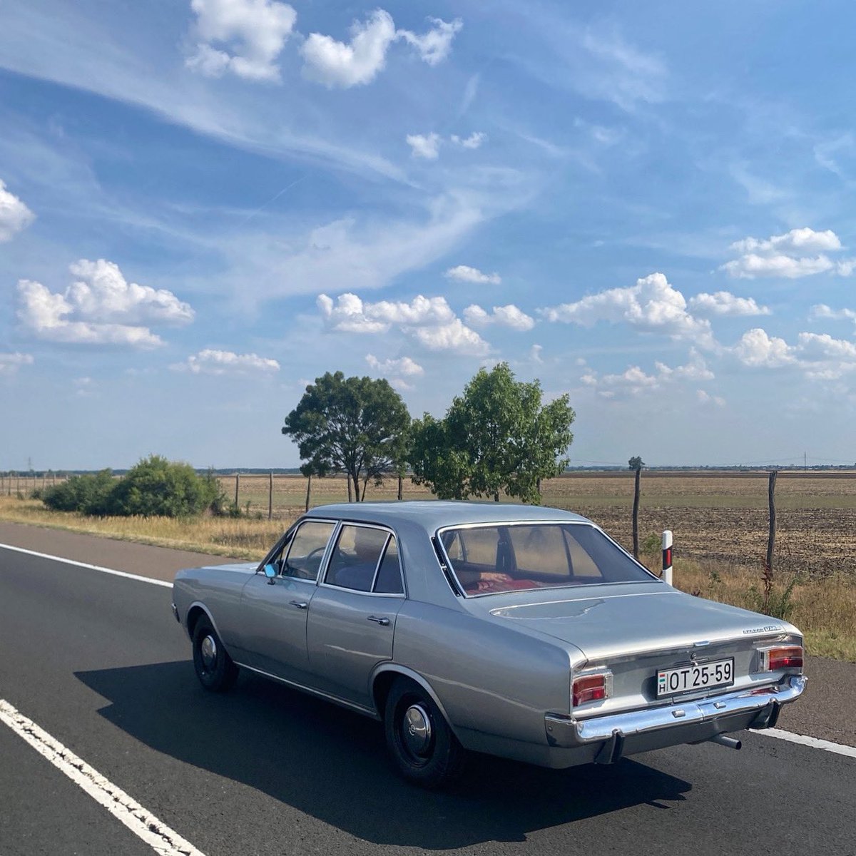 Get out & drive!

Opel Rekord (C, 1971) spotted in Hungary.
#OpelRekord #ASundayCarPic #GetOutAndDrive 
@GeorgeCochrane1 @addict_car @YesterdaysDrive @Opel