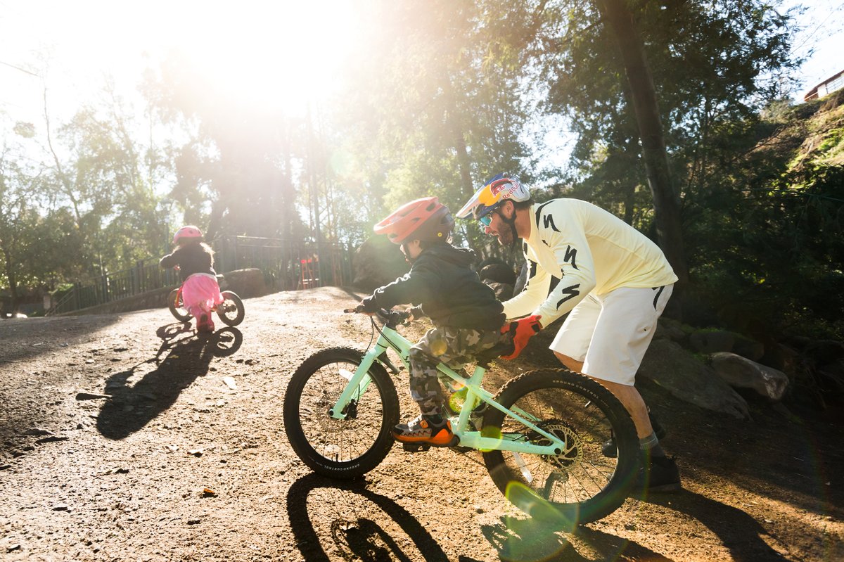 Hoy celebramos a los más peques, quienes nos enseñan día a día a disfrutar de los momentos más simples de la vida 🌈

En este Día del Niño, pedalea junto a tu peque e inspira una vida de pedaleos.

🚲 <a href="/ChalecoDakar/">Francisco Chaleco Lopez C.</a>