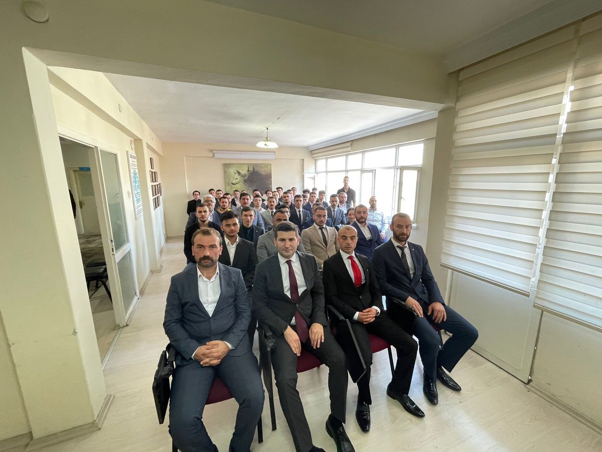 Ülkü Ocakları Trabzon İl Başkanlığımızı ziyaret ederek, 2023 Lider Ülke Türkiye yolunda Ülkücü Türk Gençliğinin üzerine düşen vazifelere dair sohbette bulunduk.

Ülküdaşlarımıza çalışmalarında başarılar diliyorum.🇹🇷