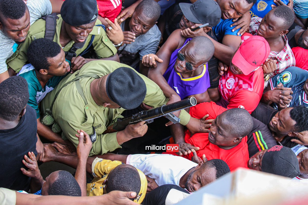 millardayo's tweet photo. Hali ilivyo nje ya duka la Vunja Bei Sinza Dar es salaam nyomi la Mashabiki wa Simba waliofurika kununua jezi mpya. #MillardAyoSPORTS https://t.co/cRtOudZoyG