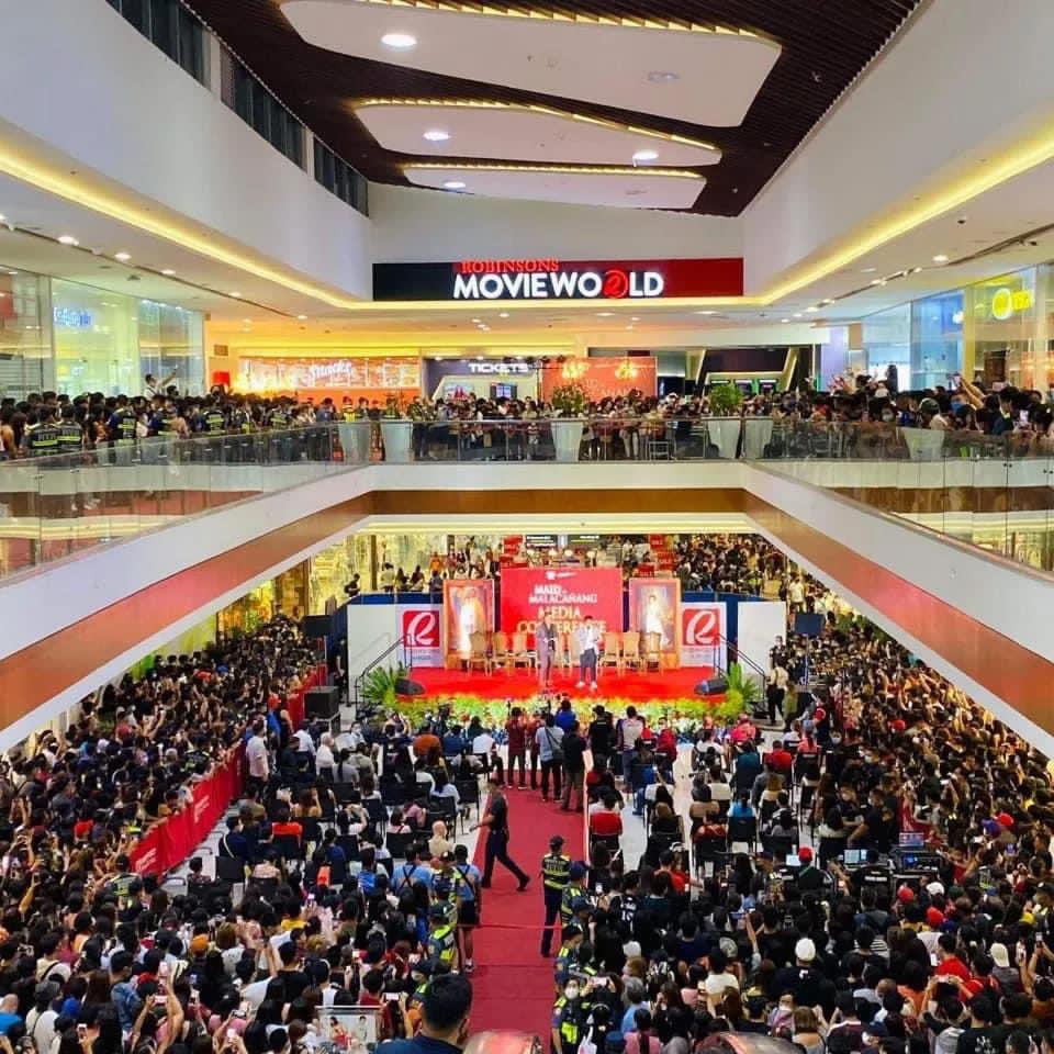 JevelsonM's tweet photo. Happening NOW at 📸 Robinsons Ilocos. 
#MiMDay5Showing #MAIDinMALACAÑANG #MiMNowShowing https://t.co/nCJbX8fcAa