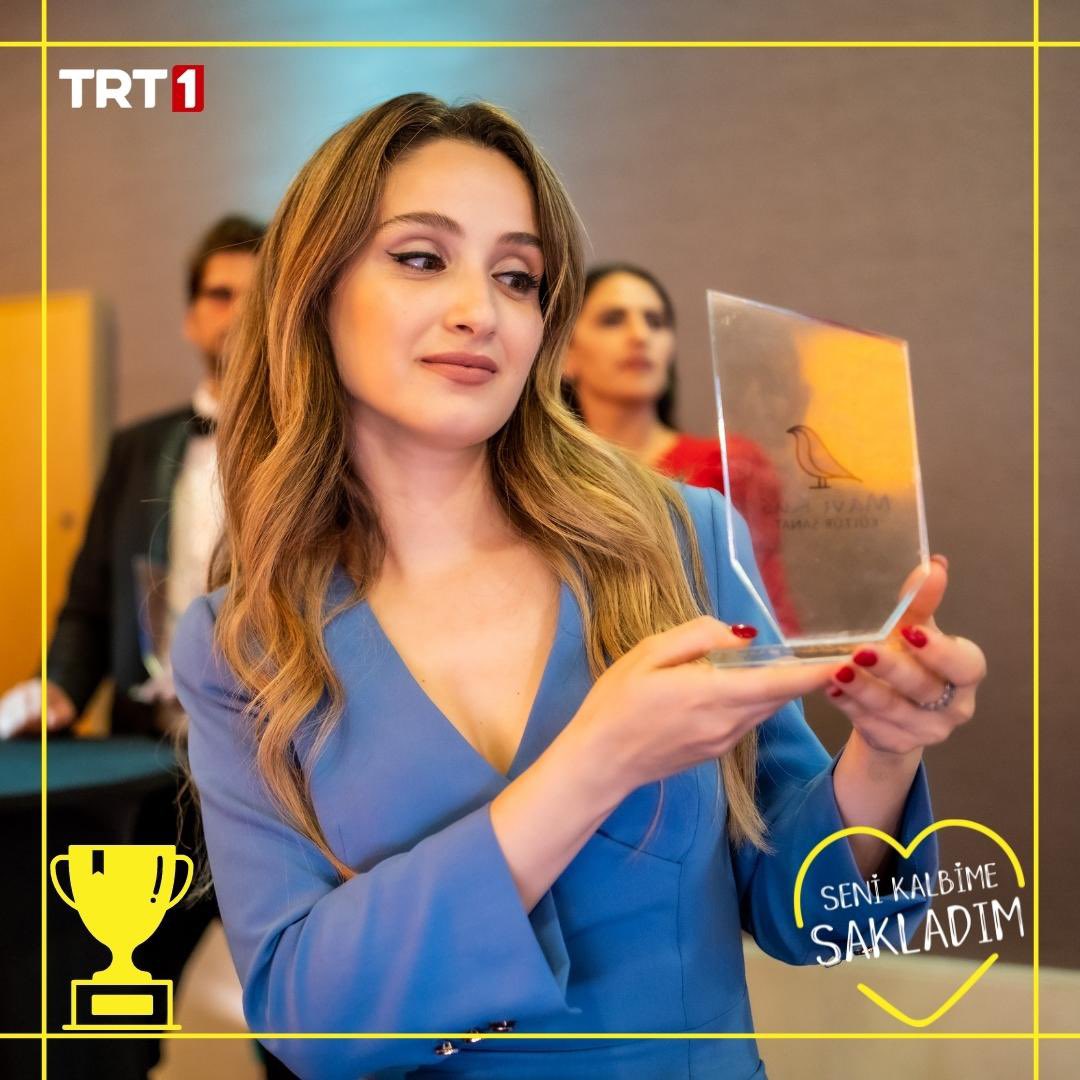 Deren ne için ödül almıştı, hatırlayanlar kimler? 🤔🏆

#SeniKalbimeSakladım yeni bölümleriyle her perşembe 20.00’de #TRT1 ‘de.

<a href="/trt1/">TRT 1</a>
