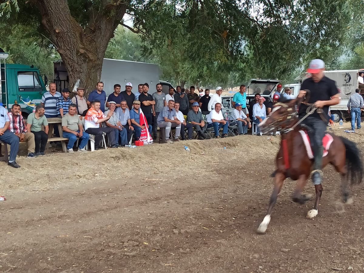 Ozturkdenizli's tweet photo. Tavas Kızılca Rahvan At yarışlarındaydık.
(Rahvan atlar,Orta Asya'dan Anadolu'ya göç ederken bizle gelen hakiki Türk atlarıdır)
Rahvan tutkunları,bu atın üzerinde hareket halindeyken bir fincan kahveyi dökmeden kolaylıkla içebileceğinizi söylerler. #RahvanAt https://t.co/lGRN2MoLJQ