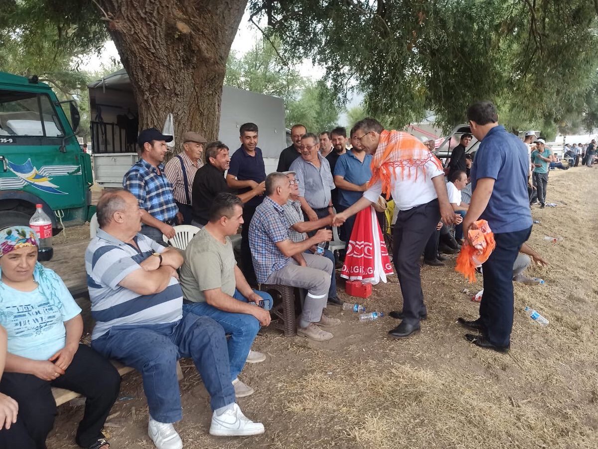 Ozturkdenizli's tweet photo. Tavas Kızılca Rahvan At yarışlarındaydık.
(Rahvan atlar,Orta Asya'dan Anadolu'ya göç ederken bizle gelen hakiki Türk atlarıdır)
Rahvan tutkunları,bu atın üzerinde hareket halindeyken bir fincan kahveyi dökmeden kolaylıkla içebileceğinizi söylerler. #RahvanAt https://t.co/lGRN2MoLJQ