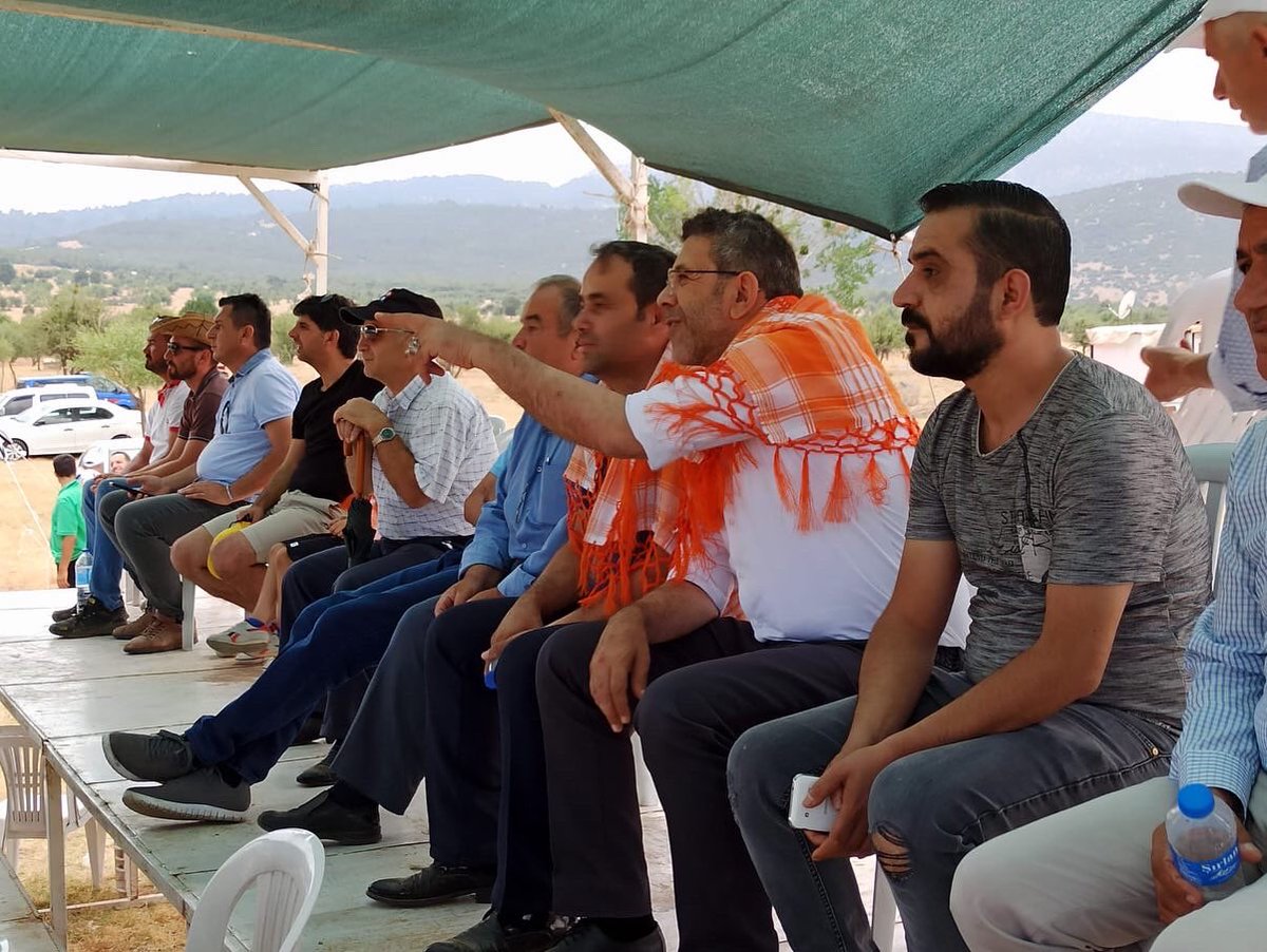Ozturkdenizli's tweet photo. Tavas Kızılca Rahvan At yarışlarındaydık.
(Rahvan atlar,Orta Asya'dan Anadolu'ya göç ederken bizle gelen hakiki Türk atlarıdır)
Rahvan tutkunları,bu atın üzerinde hareket halindeyken bir fincan kahveyi dökmeden kolaylıkla içebileceğinizi söylerler. #RahvanAt https://t.co/lGRN2MoLJQ