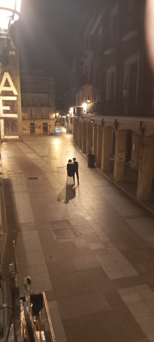 Esta madrugada vi una tontería preciosa y no pude evitar sacar esta foto. Sobre las 2 de la madrugada salí al balconcito donde me alojo, vi una pareja de recién casados, iban solos, él se quitó la americana y se la puso a ella, se miraban, se abrazaban... me encantó.