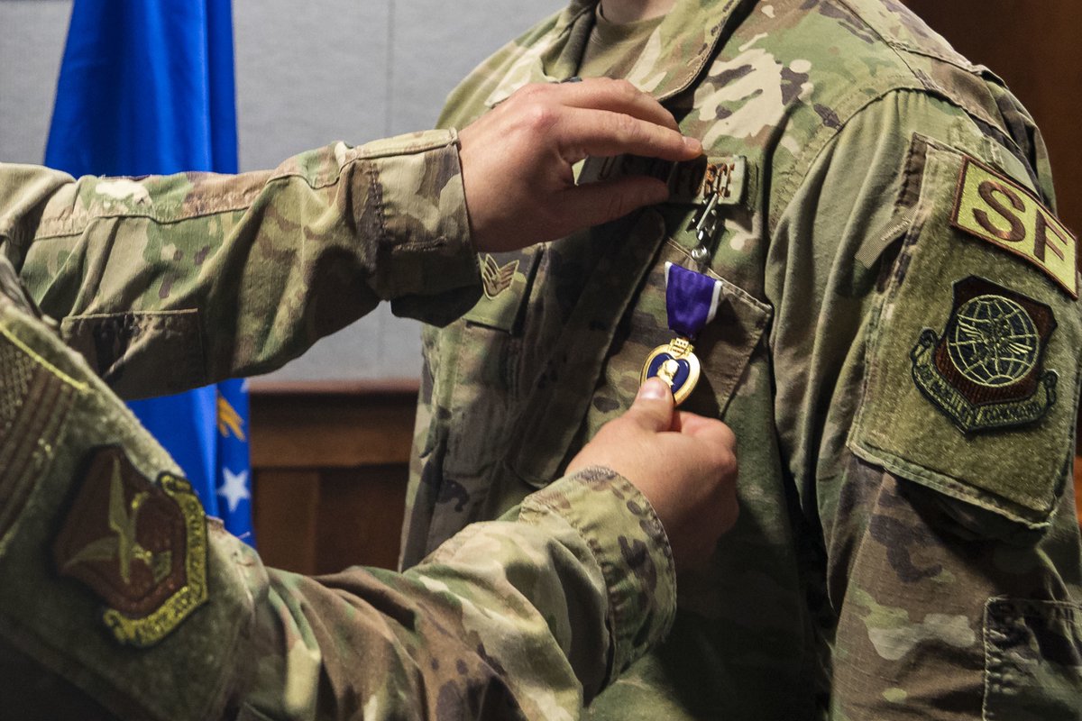 It's #NationalPurpleHeartDay. We remember & honor the brave men and women who, in battle, were either wounded or paid with their lives.  Consider donating your time or $ to the #MilitaryOrderofthePurpleHeart, visit ow.ly/Mon750Kc3yx. 

📸:    Senior Airman Christopher Quail