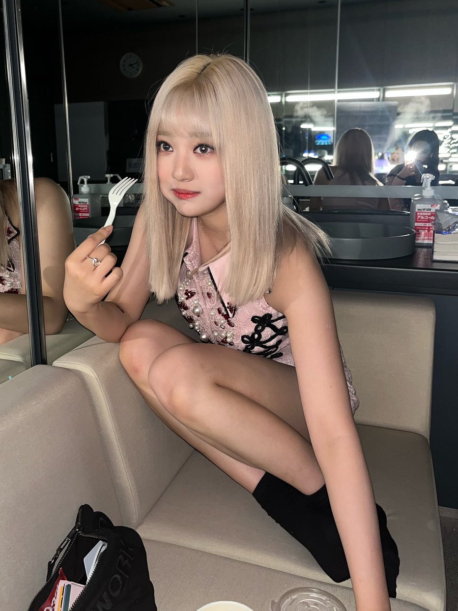 crying shaking throwing up WHO looks this cute while eating