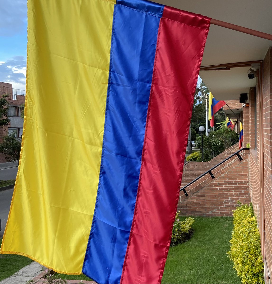 MeryMor's tweet photo. Ya viene un país sabroso, de colores, el país para tod@s. #PosesionDePetro #posesionpresidencial #VamosavivirSabroso https://t.co/xPi629XEe4