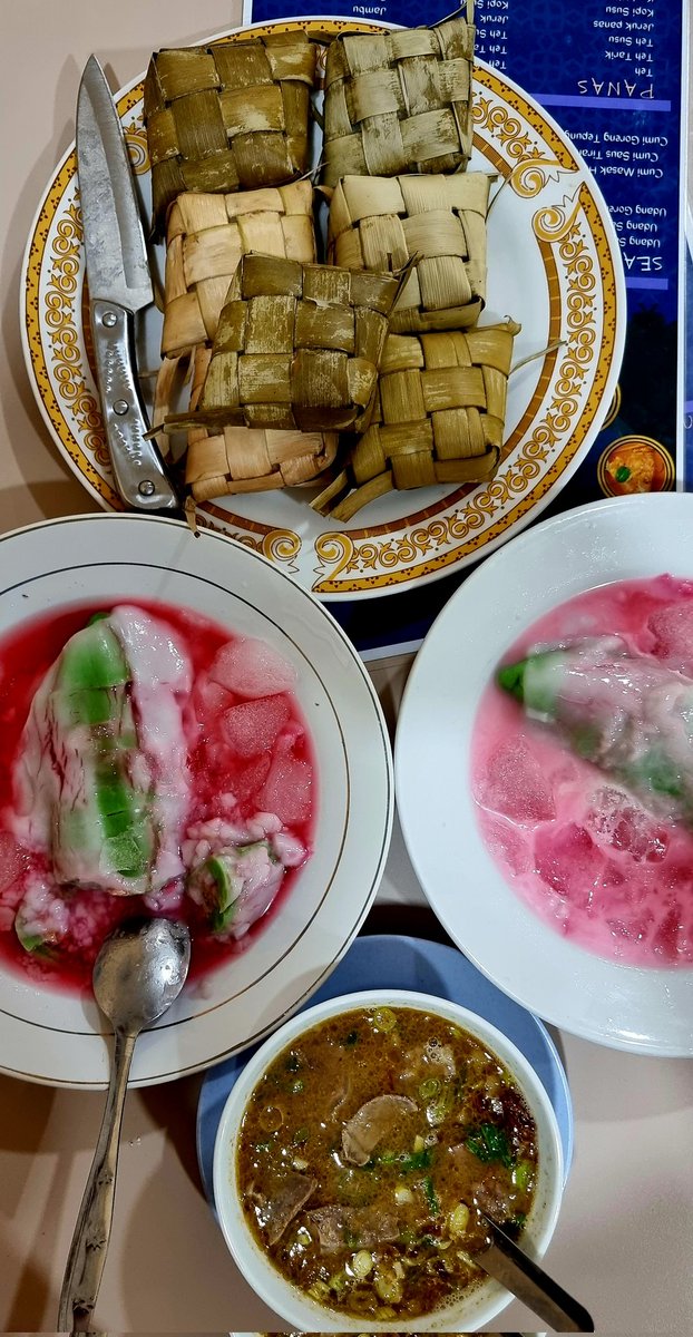 bumimenari's tweet photo. Es pisang ijonya ini enak banget, langganan di condet sejak dulu. Kalau makanan sih lebih suka ikan kuwe bakarnya cuma habis malam ini.
Warungnya juga bebas iuran ke ormas ormas lho ini 😀
#dapoermakassar #baretungu #condet https://t.co/57n5cQm9sy