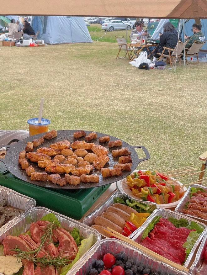 Eating hard, struggling hard, feeding yourself is the most important thing。