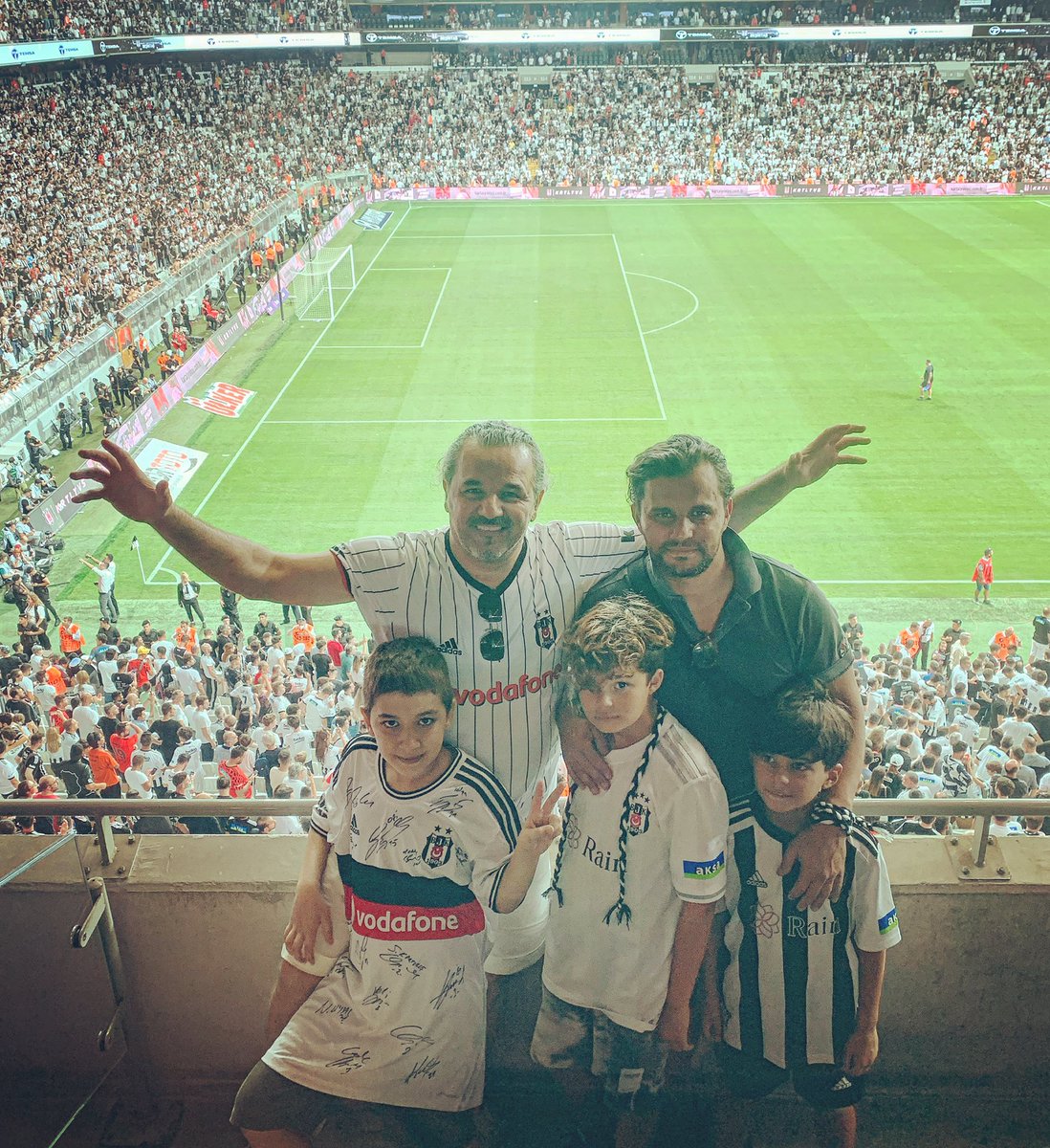 GKimsesizcan's tweet photo. #Kartal #Yavru’ları #Yuva’da Buluştu ✌🏼🦅
#VIPAdres #BeşiktAŞK
#Kimsesizcan #Brothers
@gokhankimsesizcan
@ayhankims
#WeAreTheChampions 👏🏻
#Beşiktaş @besiktas
#VodafonePark @vodafonepark https://t.co/13jKVTnAMp