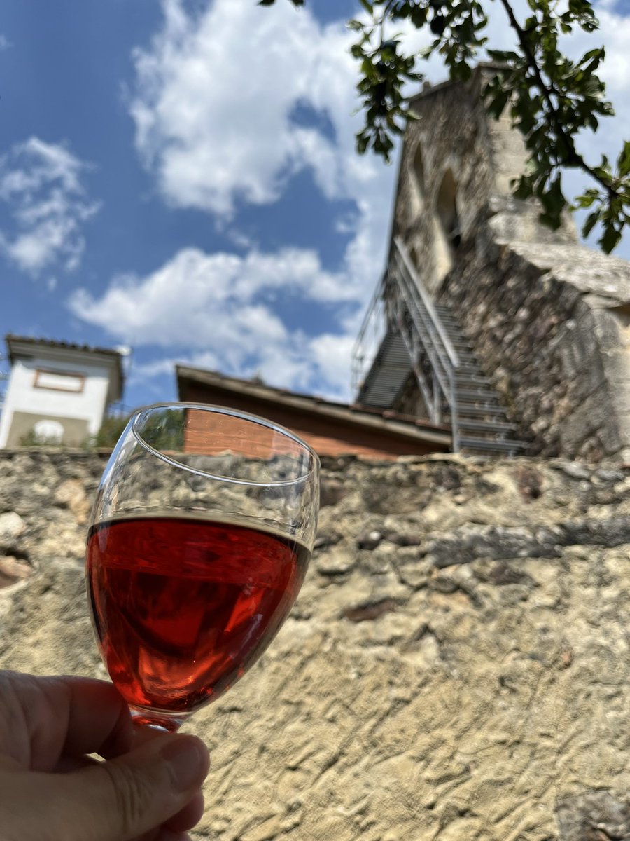 Kelurobles's tweet photo. En mi pueblo bebemos zorretes al lado del cementerio.
🍷Claretes del #Teleclub que es propiedad de todos los vecinos a 80 cts. Se llaman así porque al dueño de la bodega le llaman ‘el Zorro’. 😂
Y con tapa. 🦁 León y sus cosas.
Si no puedes superarlo, iguálamelo. 😎 https://t.co/y2iDztdWtV