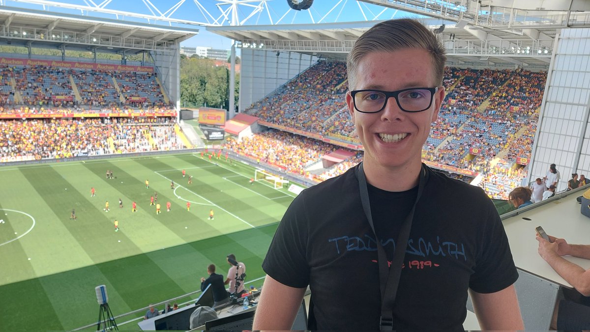 BastienChz's tweet photo. Le #RCLens fait sa rentrée officielle. Je suis très fier de couvrir cette saison 2022-2023 pour @avenirartois. C'était un rêve de gosse et aujourd'hui ça devient réalité. 
Quelle émotion de pouvoir suivre ce club historique et ses supporters exceptionnels 🔴🟡 https://t.co/WJshCxj6Sh