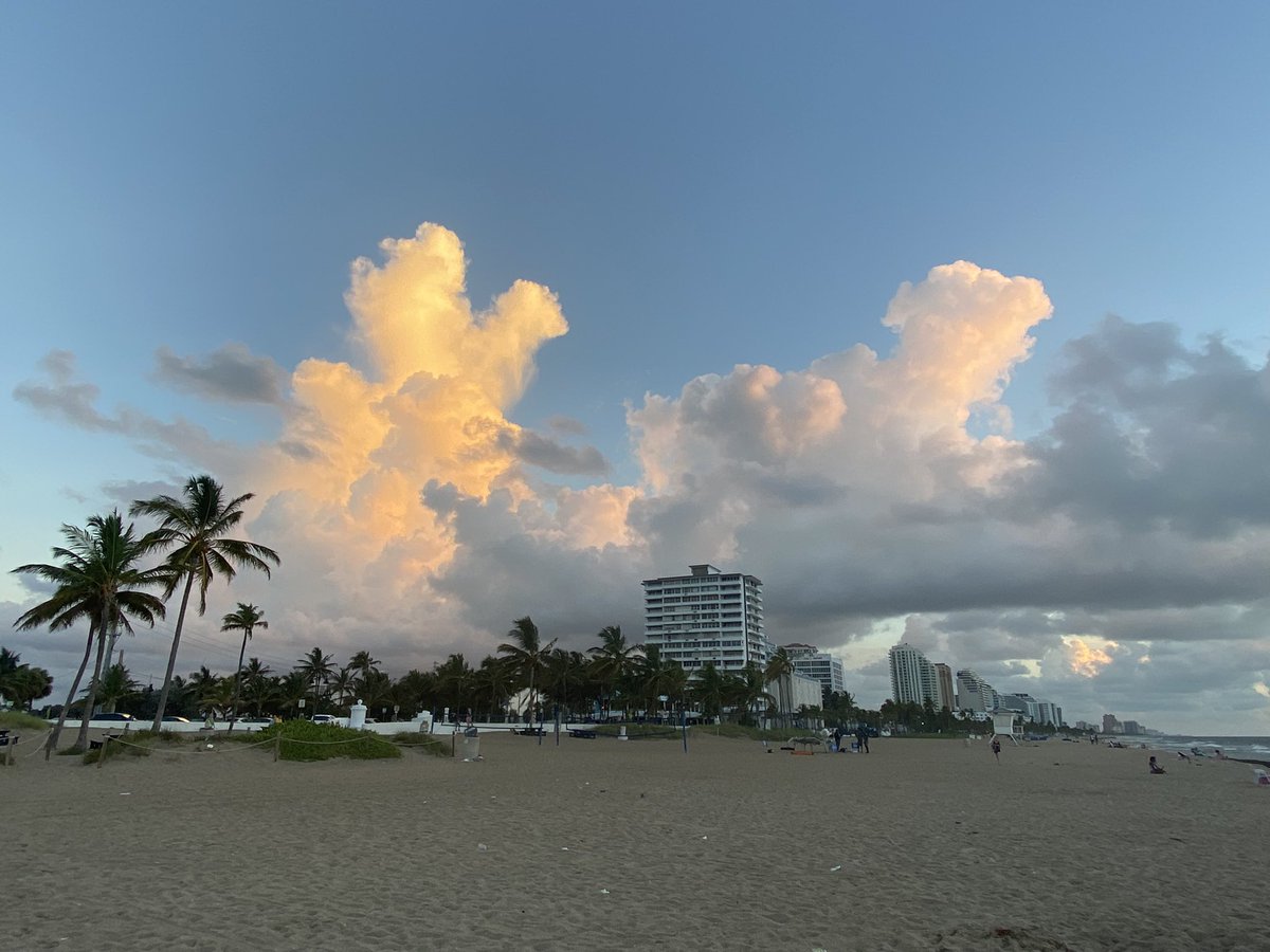 @beckyexploring @MadHattersNYC @RoarLoudTravel @_sundaysunsets_ @littlelosttrvl @LisaRivera2207 @LiveaMemory @lizzie_hubbard2 @OdetteDunn @englandandiowa @Chalkcheese111 @GayPuglia @FitLifeTravel Yay! A sunrise in Fort Lauderdale, Florida last week. #sundaysunsets @MadHattersNYC @RoarLoudTravel @_sundaysunsets_