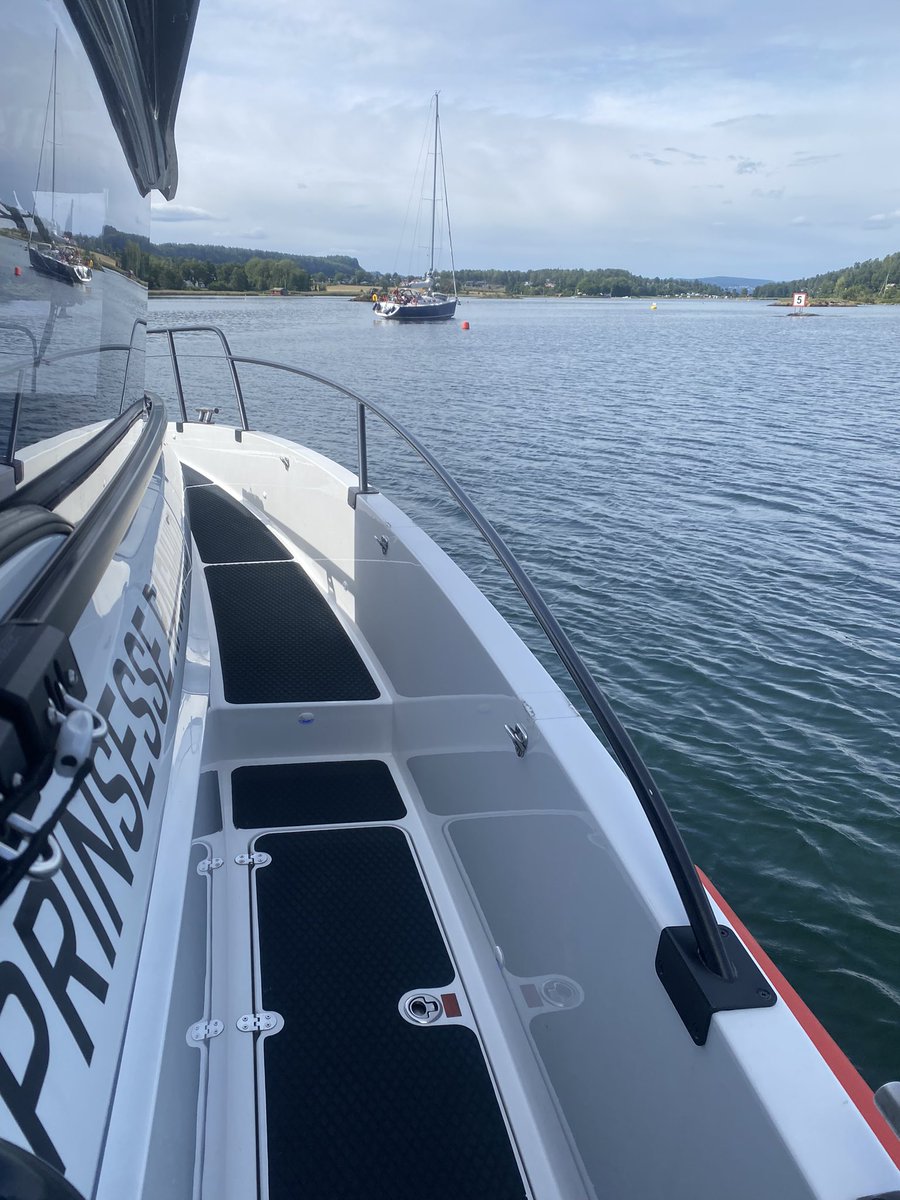 NSSR's tweet photo. #RS170 Prinsesse Ragnhild assisterer uheldig havarist som har gått på grunn⚓️⛵️ #redningsselskapet #alleskalhjem https://t.co/PosvkbozXe