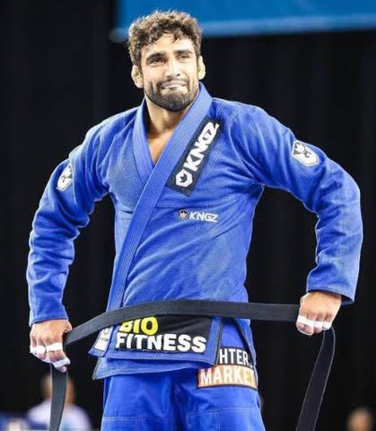 rafapfeiffer's tweet photo. A lenda do Jiu Jitsu, Leandro Lo, foi assassinado com dois tiros nessa madrugada após uma briga numa festa. Ele estava com 33 anos. Que maneira horrível de começar o domingo. https://t.co/hZgdj33Cdm