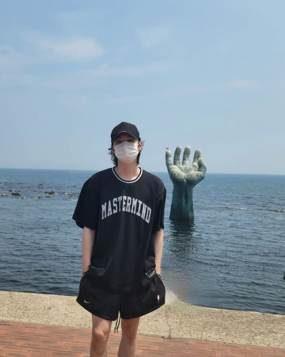 winejmyg's tweet photo. Essa mão atrás do Yoon se chama “mão de sangsaeng*”, ela é uma escultura de bronze em duas partes  formando um par de mãos. É característico do festival do nascer do sol. Uma mão está no solo e outra no mar, simbolizando a reconciliação e convivência https://t.co/TjFDKS4N7E