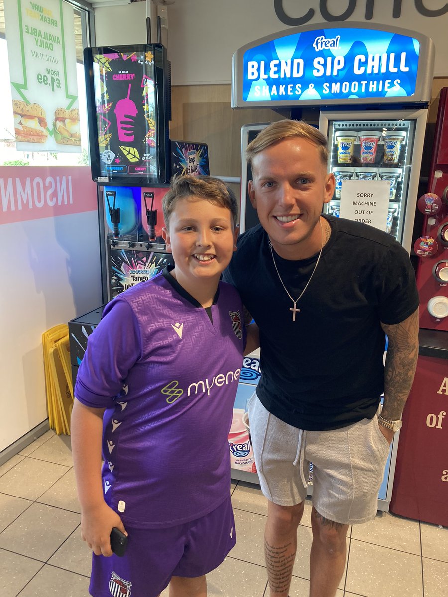 Jonathan_Tabois's tweet photo. @jmaguiredrew Thank you so much for taking the time to have a pic with Ethan. You made his day twice in 24hrs! #GTFC #UTM https://t.co/EF5kmbW2Mb