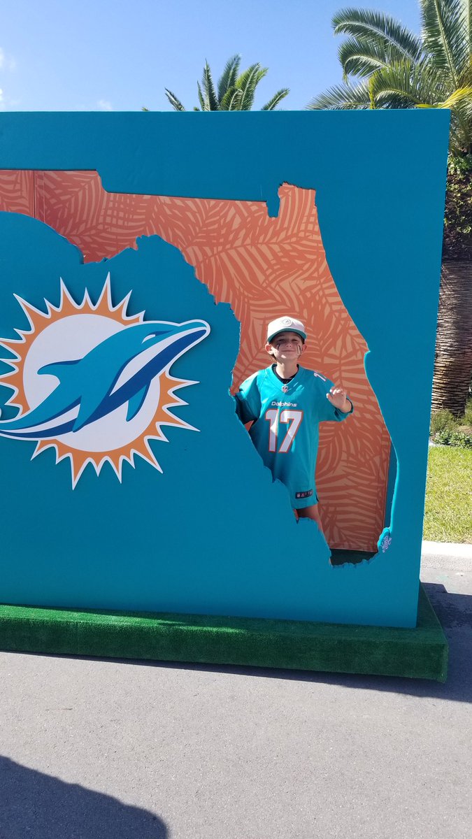 KatieCrum2's tweet photo. @ian693 @MiamiDolphins Today at training camp was awesome, we had a blast! My daughter had so much fun from getting face painting and watching practice. What put it over the top was Emmanuel Ogbah honored my daughter request to play catch. Z https://t.co/3DCOqLvjdY