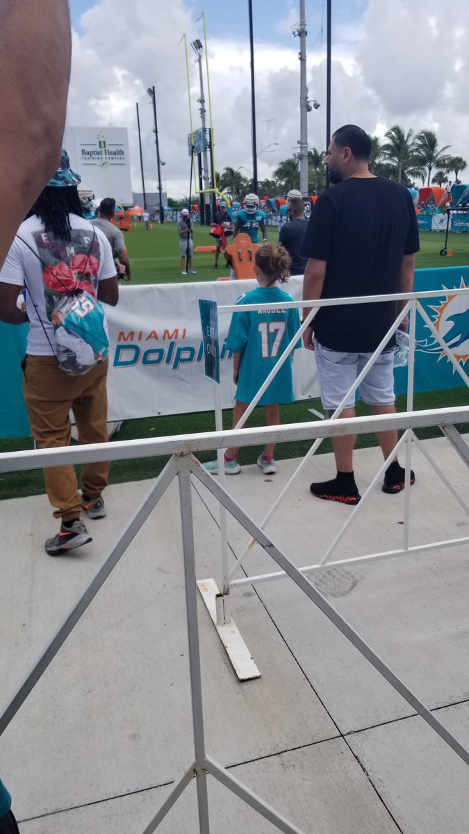 KatieCrum2's tweet photo. @ian693 @MiamiDolphins Today at training camp was awesome, we had a blast! My daughter had so much fun from getting face painting and watching practice. What put it over the top was Emmanuel Ogbah honored my daughter request to play catch. Z https://t.co/3DCOqLvjdY