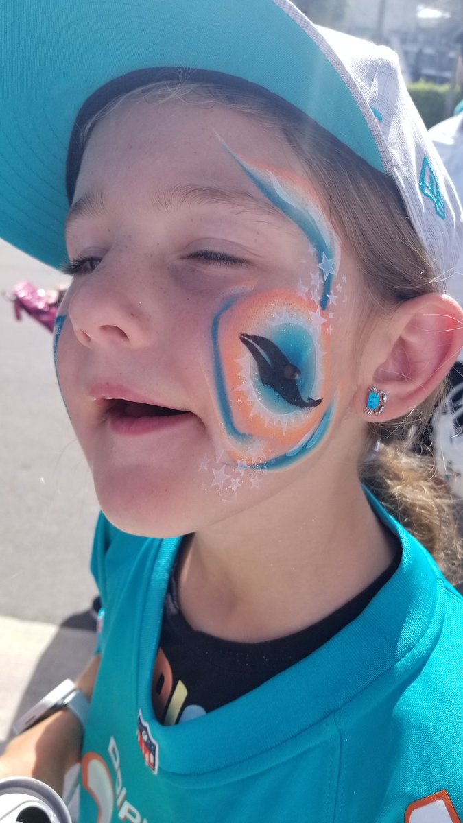 KatieCrum2's tweet photo. @ian693 @MiamiDolphins Today at training camp was awesome, we had a blast! My daughter had so much fun from getting face painting and watching practice. What put it over the top was Emmanuel Ogbah honored my daughter request to play catch. Z https://t.co/3DCOqLvjdY