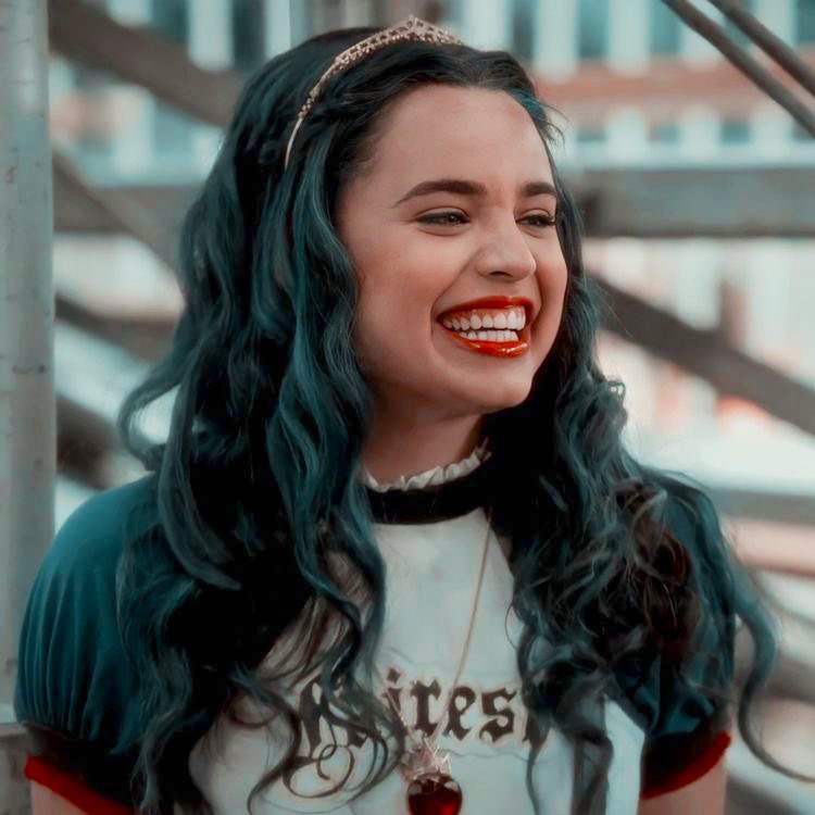 LovesAnahiBr's tweet photo. I am Ingrid, I am 27 years old and I am from Brazil. I know and admire Sofia since 2015, she was just a baby. I am happy to see her evolution as a person and as an actress. She is amazing and deserves everything she is achieving! 💜
#SCxIntegration #ICameHome @SofiaCarson https://t.co/NXuF5KzJrD