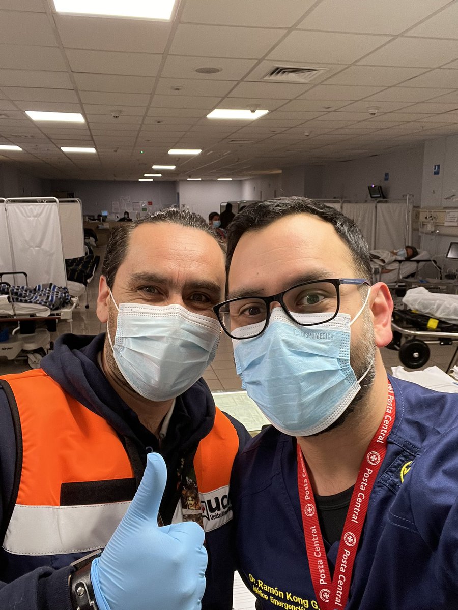 ElJonanomas's tweet photo. Cuando haces traslado y te topas con el gran @doctor911_cl !!!! Vale doc por la foto y la buena onda https://t.co/veIomkxs22