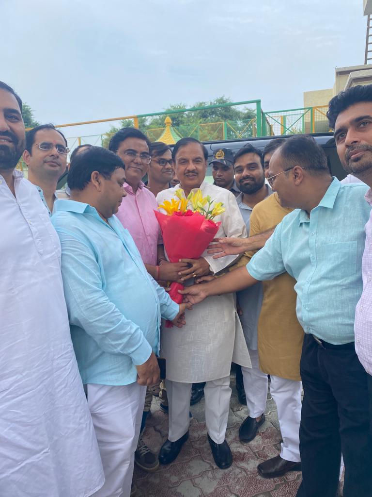 BasoyaInd's tweet photo. आज परम आदरणीय सांसद  @dr_maheshsharma जी ने ग्रेनो वेस्ट के कार्यकर्ताओं से भेंट कर उत्साहवर्धन किया एवं #AzadiKaAmritMahotsav के उपलक्ष्य में #HarGharTiranga अभियान पर दिशा निर्देश के साथ इस महापर्व को ग्रेनो वेस्ट में हर्षाउल्लास के साथ मिल जुल कर मनाने का संदेश भी दिया  🇮🇳 https://t.co/4isfHyYQha