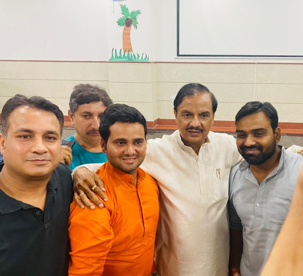 BasoyaInd's tweet photo. आज परम आदरणीय सांसद  @dr_maheshsharma जी ने ग्रेनो वेस्ट के कार्यकर्ताओं से भेंट कर उत्साहवर्धन किया एवं #AzadiKaAmritMahotsav के उपलक्ष्य में #HarGharTiranga अभियान पर दिशा निर्देश के साथ इस महापर्व को ग्रेनो वेस्ट में हर्षाउल्लास के साथ मिल जुल कर मनाने का संदेश भी दिया  🇮🇳 https://t.co/4isfHyYQha