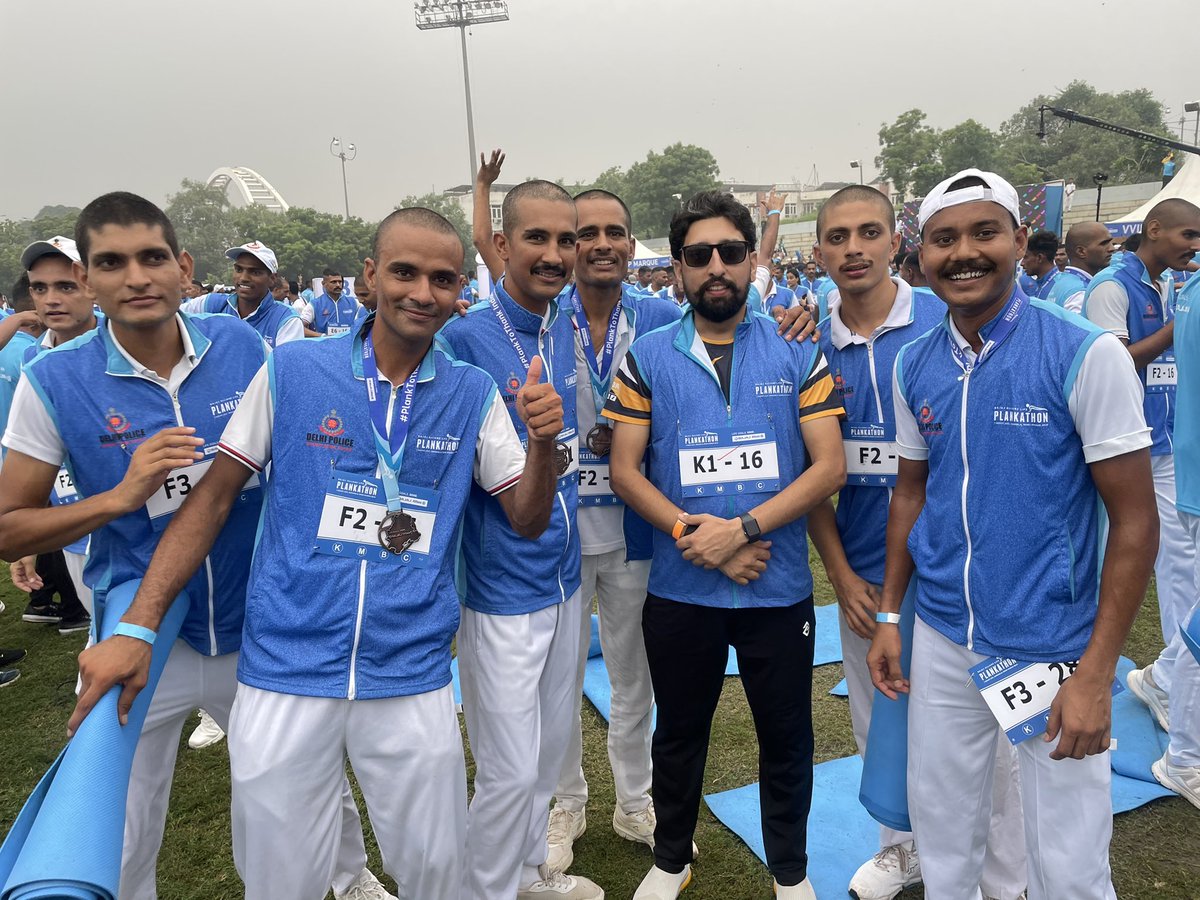 braveyogi's tweet photo. Proud to be the part of the of #plankathon record in the category “Most people performing plank simultaneously” @BajajAllianzLIC initiative  #PlankToThank Indian Armed Forces!
#GuinnessWorldRecord #FitIndia #AzadiKaAmritMahotsav https://t.co/hCXGzBH4Sn