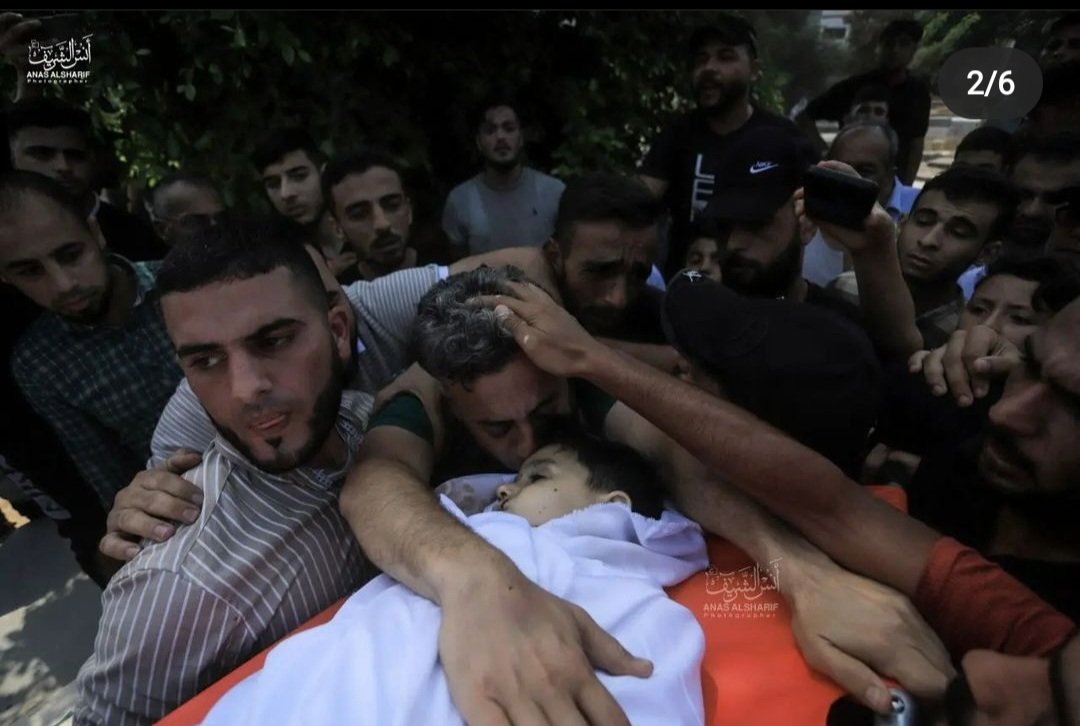 humanity_danger's tweet photo. The funeral of children who were killed in an Israeli airstrike on the Jabalia refugee camp, north of Gaza.
Israel is bombing densely populated area &amp; north of Gaza right now and most of killed are children. Flood social media #StopBombingGaza #GazaUnderAttack #IsraeliTerrorism https://t.co/R3G34eQXkV