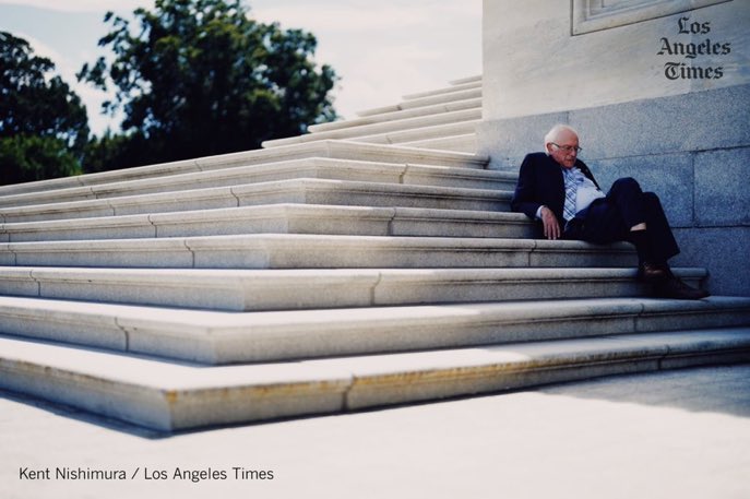 Bernie Sanders se reposant sur les marches du Capitole après 14H de discussion sur la loi climat-santé bientôt adoptée par le Sénat. Il a tout tenté pour ajouter + de dispositifs favorables aux classes pop, sans succès. Malgré cela il votera pour ce plan historique. Quelle photo!