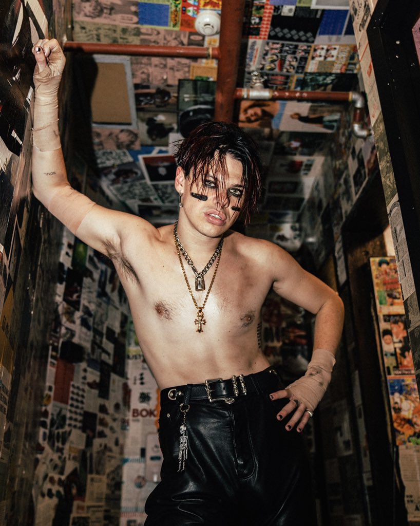yungblud's tweet photo. repeat, repeat, repeat … 🖤🖤🖤 https://t.co/5QmpDzP3CW