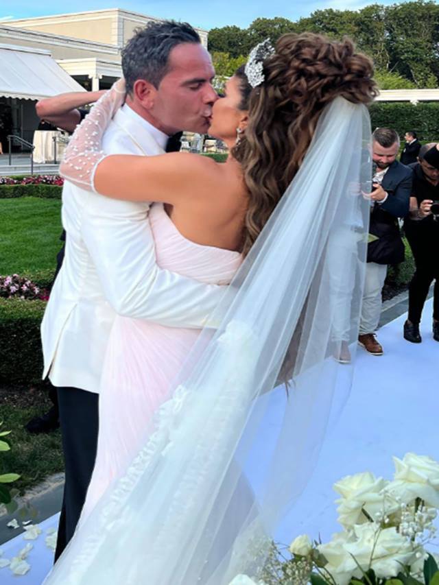 TalpadaManisha's tweet photo. Teresa Giudice is married!
#teresagiudice
The Real Housewives of New Jersey star and Louie Ruelas tied the knot in a romantic ceremony that will be aired on Saturday's Bravo special.
https://t.co/VssUR863lz https://t.co/5Et5yTv455