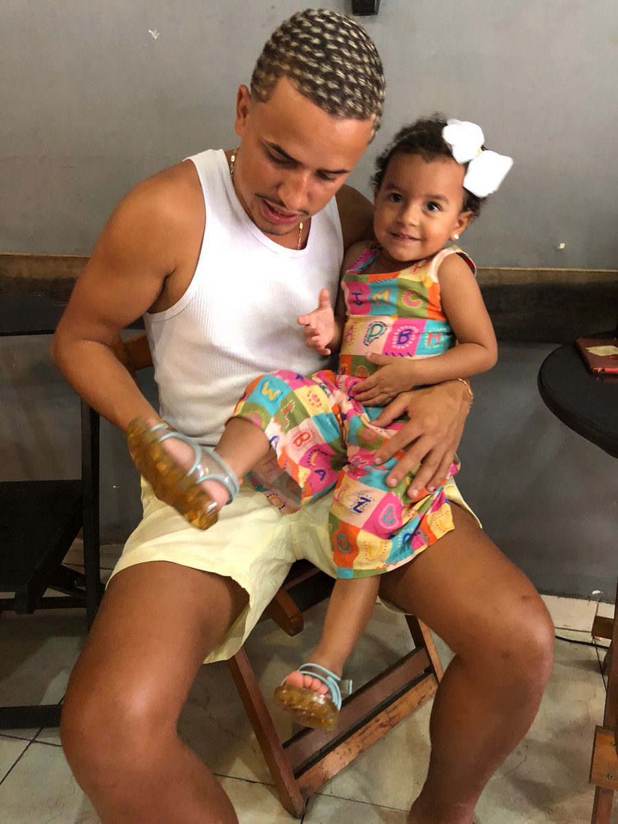 VertiinCrf's tweet photo. Assim como Deus criou o mundo e nos deu a vida, Me fez acreditar que o amor próprio só é superado quando se tem uma filha, pois você é o que eu tenho de mais valioso. 🥰👨‍👧
#Minha_Lilica 💖 https://t.co/MBerBKnLJ5