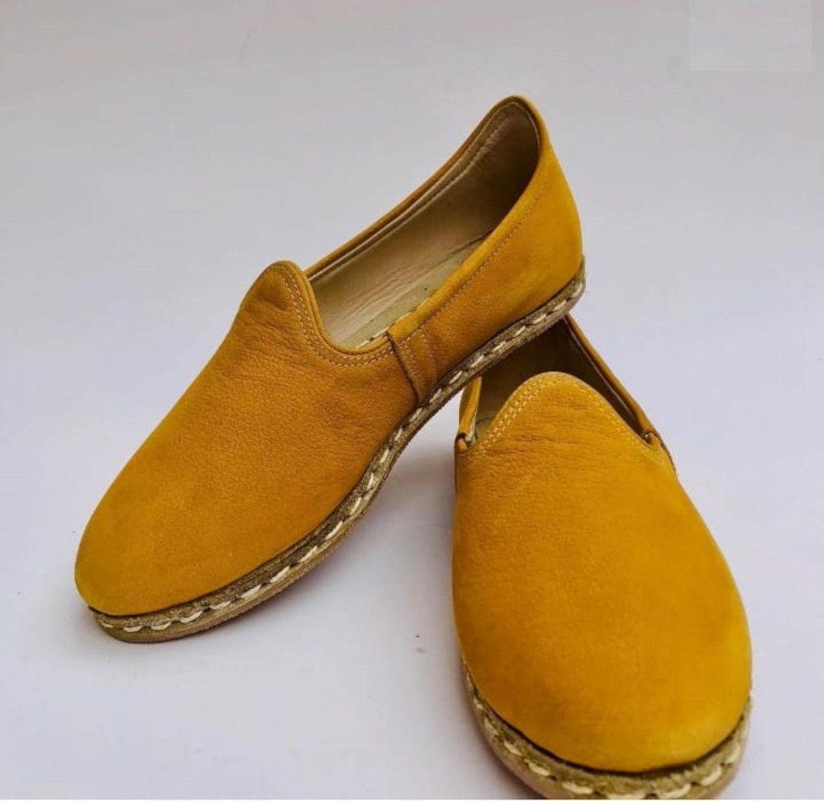 personaltextile's tweet photo. Really love this, from the Etsy shop culturaldesigngifts. https://t.co/QrX9Qhcjca #etsy #halloweengifts #giftsforfriend #christmasgifts #colorfulshoes #yemenishoes #handmadeshoes #giftformum #giftforher #womenshoes https://t.co/0WwLKUK8Bi