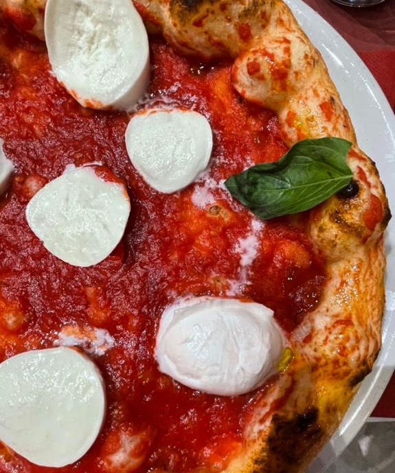 WRWhite_'s tweet photo. ...Il ragazzo era esterrefatto, ma com’era possibile? Non ricordava di aver letto che la pizza fosse un piatto tipico di Vanya… Eppure, quegli ingredienti e quei profumi
erano inconfondibili persino per lui...

#WonderBackHome #lacitazione #libro #pizza #food #pizzalovers #enjoy https://t.co/hxAk7qCuQZ