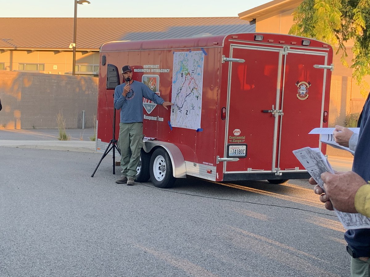 SCFD8's tweet photo. Scenes from #williamslakefire morning briefing. @spokaneco8_3711 https://t.co/kOnMLjxxoG