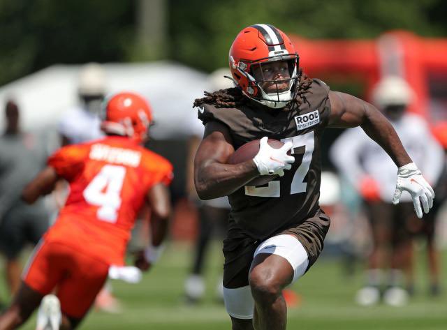 #Browns RB Kareem Hunt has requested a trade (via @MaryKayCabot).