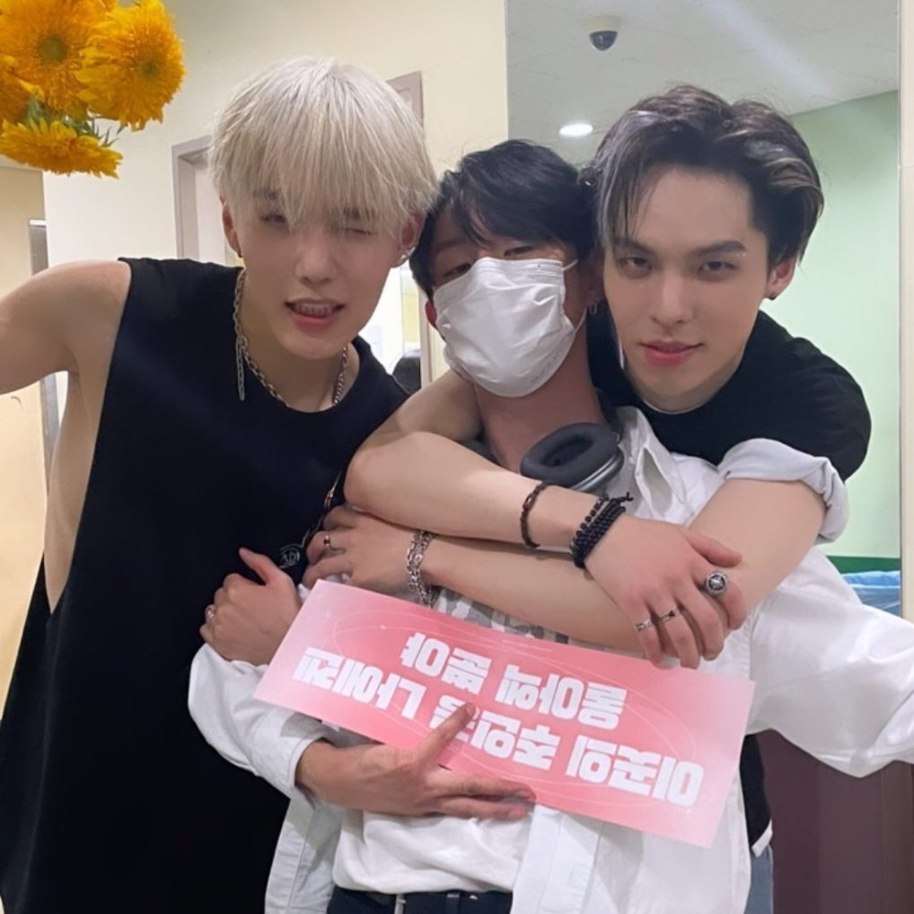 silverdohoonie's tweet photo. these two pictures just doesn't feel real to me ㅠㅠ look at NoRae holding cix's concert banners while GonHun stands besides them ㅠㅠ https://t.co/MFOP68HZKh