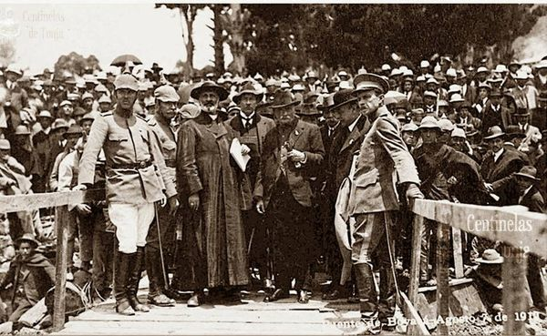 CentinelasTunja's tweet photo. 7 de agosto de 1919 
Centenario de la Batalla de Boyacá. 
Ceremonia que asistieron entre otras personalidades:
Presidente Marco Fidel Suárez
Obispo Eduardo Maldonado Calvo
Gobernador de Boyacá Domingo Antonio Combariza
Alcalde de Tunja Carlos Durán https://t.co/c4Ja99mOmm