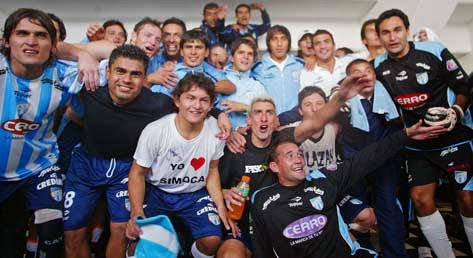 FinoYossen's tweet photo. El plantel de Atlético Tucumán que ascendió en 2009. El Pulga Rodríguez, un nene ?)

¿Alguien reconoce otro nombre? https://t.co/5OavUZardH