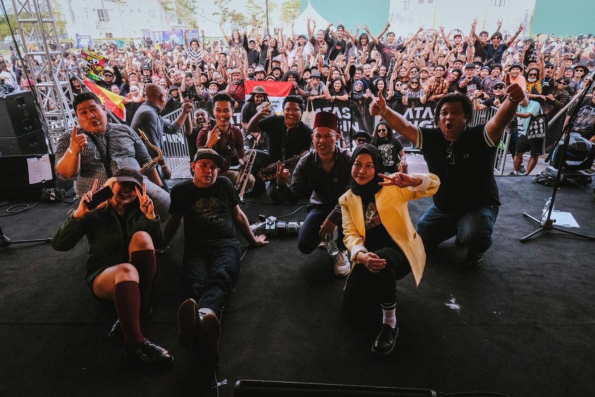 NadzmiZakaria's tweet photo. What an incredible weekend we had here at #AtasAnginFestival!
Thank you so much for riot yesterday @_atasangin people! 🔥 

So next venue? Stay tuned #GerhanaLites 

👕: @fredperrymy 
👞 : @drmartens_my 
📸 : @milayaloo &amp; @heyjoni 

#GerhanaSkacinta #FredPerryMY #DrMartensMY https://t.co/7EX23TAbu5