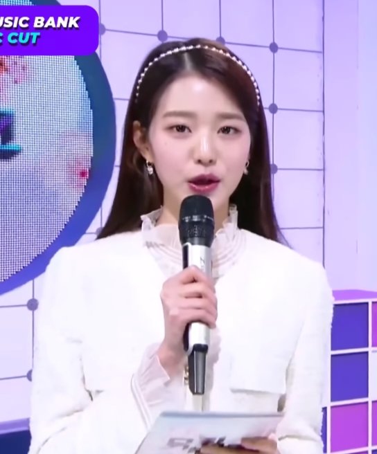 bluedaises's tweet image. ㅤ

"Annisa ucapkan selamat kepada kedua pengantin (@humanishim @KEPEMILIKQUEEN) yang telah sah, semoga langgeng dan diberikan banyak kebahagiaan serta rumah tangga yang dipenuhi kasih  sayang dan cinta." Annisa melihat ke arah kedua pengantin dan mengucap doa dengan tulus.

ㅤ