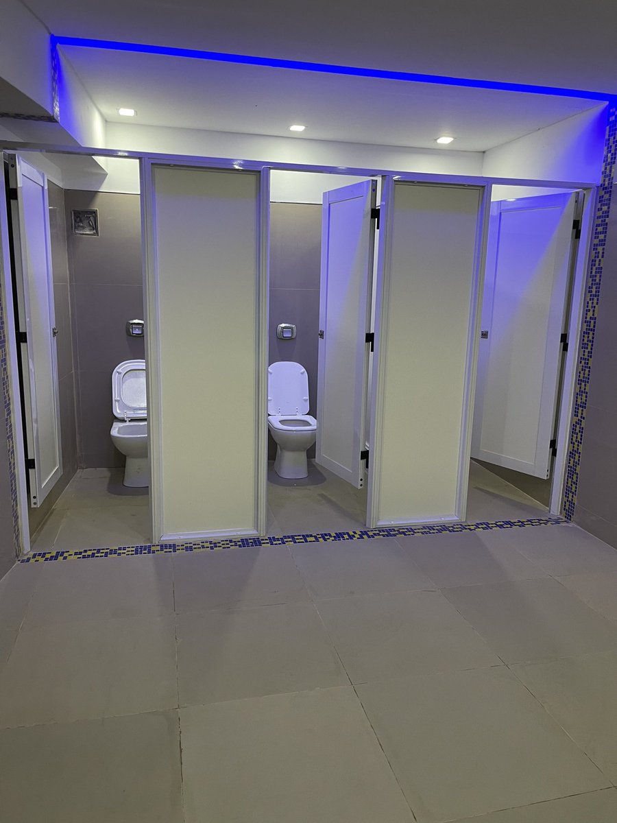 diegobranca's tweet photo. Hace mucho no vas a la cancha de #Boca ?
Seguramente esto no te lo muestran los medios hegemónicos
Ni los que ya están jugando para la vuelta de Angelici.
Pero lo linda que está!
Toda pintada. Remodelada. Limpia y moderna.
Hicieron locales gastronómicos.
#MasObras #Roman10 https://t.co/brhsjgPJIZ