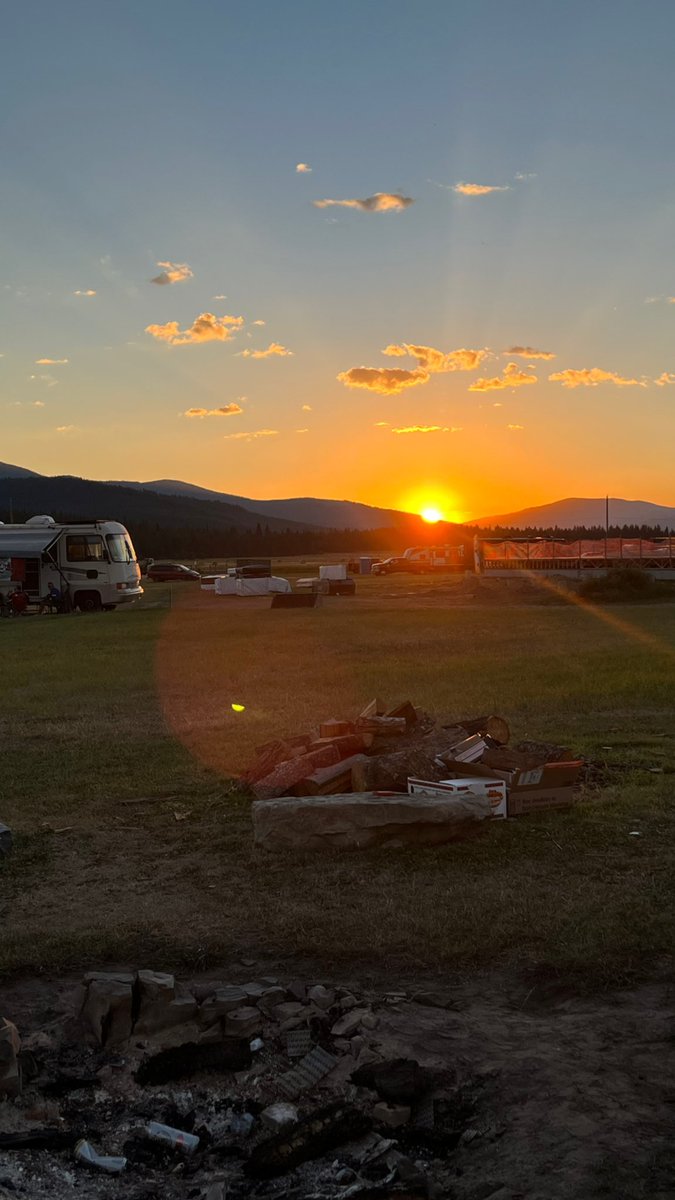 ReganTetlow's tweet photo. Great first day. 5 skydives. It’s a 10 day event. Pacing is important. A new day begins with the sunrise and coffee here on the #lostPrairie #montana #sunset #sunrise. https://t.co/YOBfEQaWiU